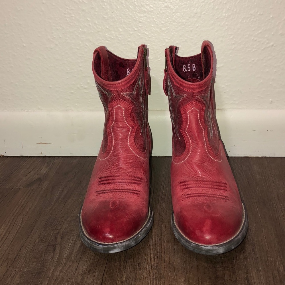 Women’s 8.5 Ariat Boots